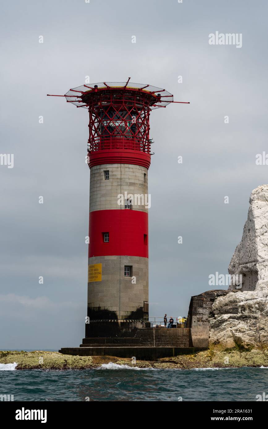 Le phare des aiguilles sur l'île de Wight a pris de près en passant par un bateau. Le phare et les formations rocheuses sont clairement visibles. Juin 2023. Banque D'Images