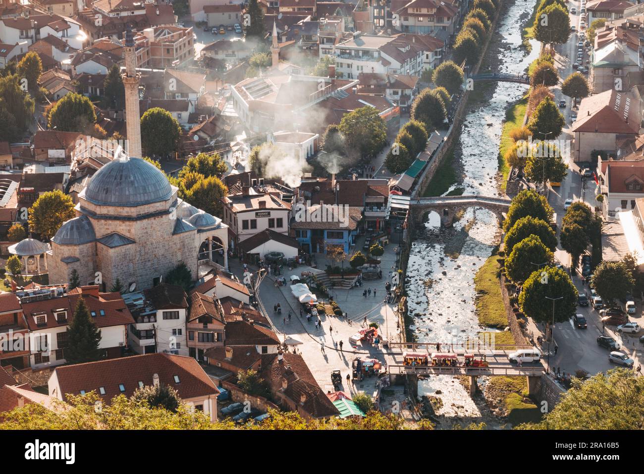 Mosquée Sinan Pacha du 17e siècle et vieux pont de pierre sur la rivière Prizren Bistrica à Prizren, Kosovo Banque D'Images