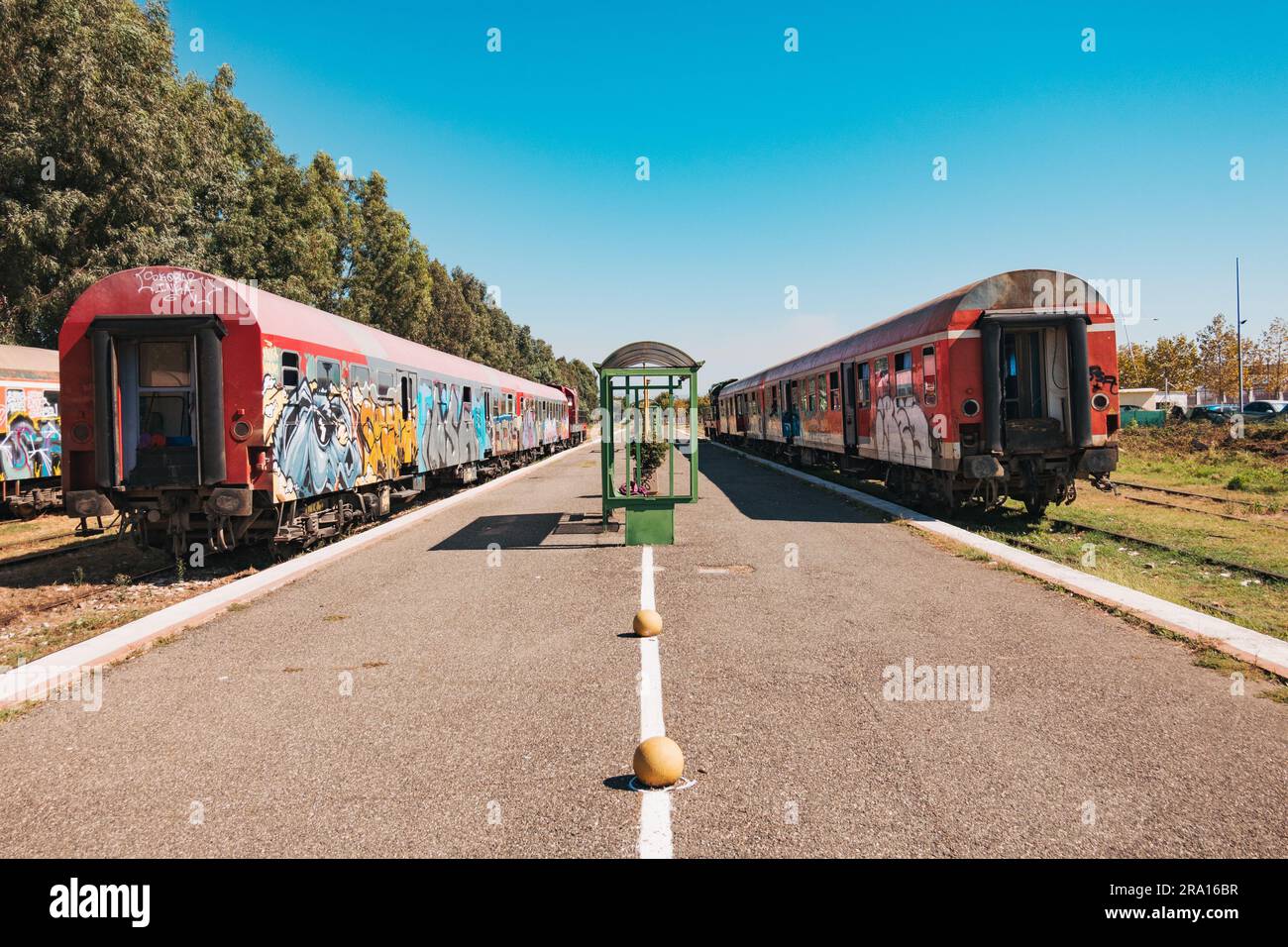Des locomotives diesel et de vieux wagons couverts de graffitis attendent de partir à la gare de Durrës, sur la côte albanaise Banque D'Images