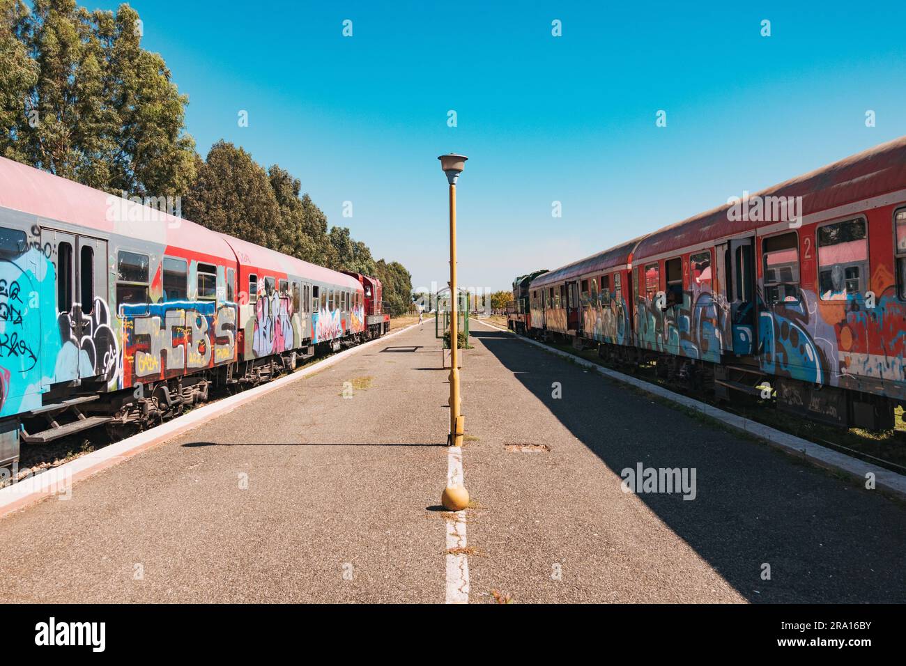 Des locomotives diesel et de vieux wagons couverts de graffitis attendent de partir à la gare de Durrës, sur la côte albanaise Banque D'Images