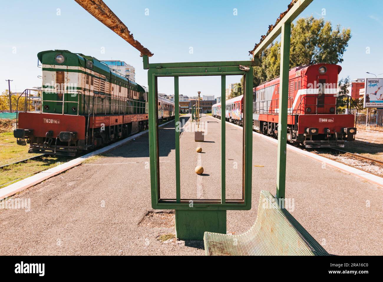 Des locomotives diesel et de vieux wagons couverts de graffitis attendent de partir à la gare de Durrës, sur la côte albanaise Banque D'Images