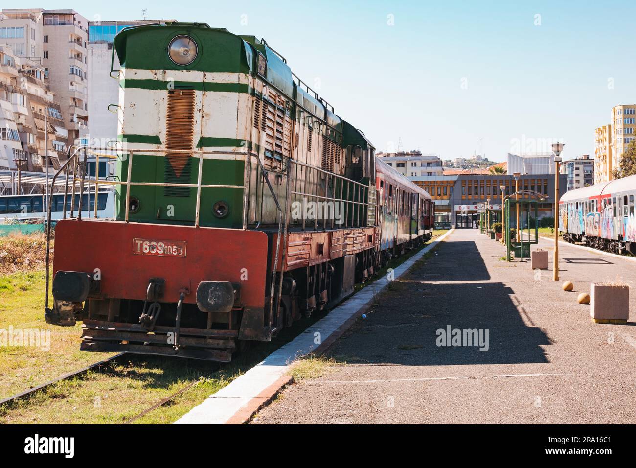 Des locomotives diesel et de vieux wagons couverts de graffitis attendent de partir à la gare de Durrës, sur la côte albanaise Banque D'Images