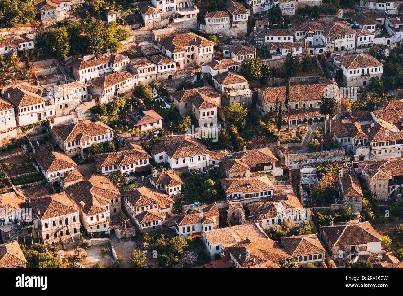 Regardant vers le bas sur les toits de tuiles et les murs blancs qui composent le quartier pittoresque de Gorica à Berat, Albanie Banque D'Images