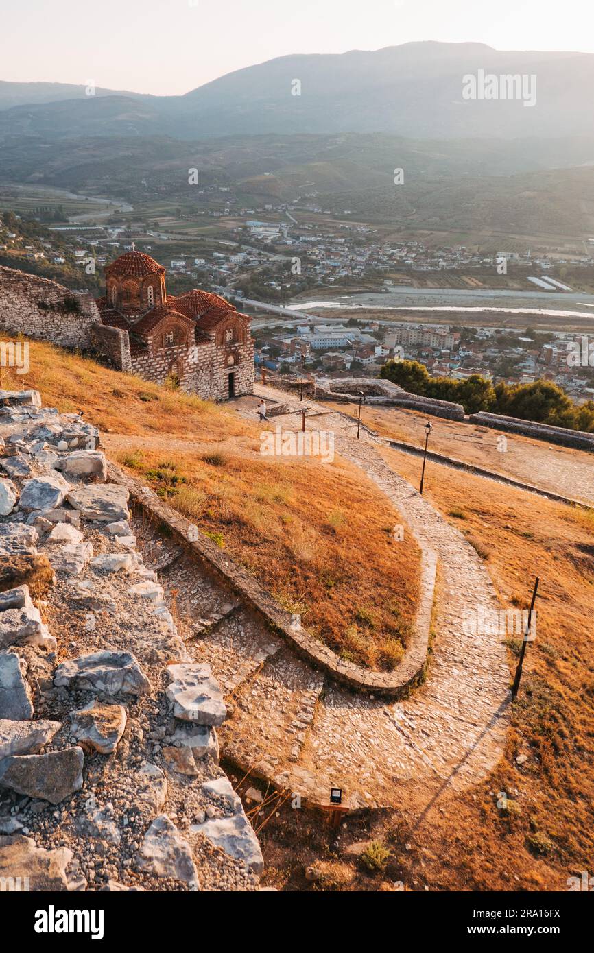 Un chemin sinueux vers l'église de la Sainte Trinité, une église byzantine à l'intérieur du château médiéval de Berat, un site de l'UNESCO en Albanie Banque D'Images