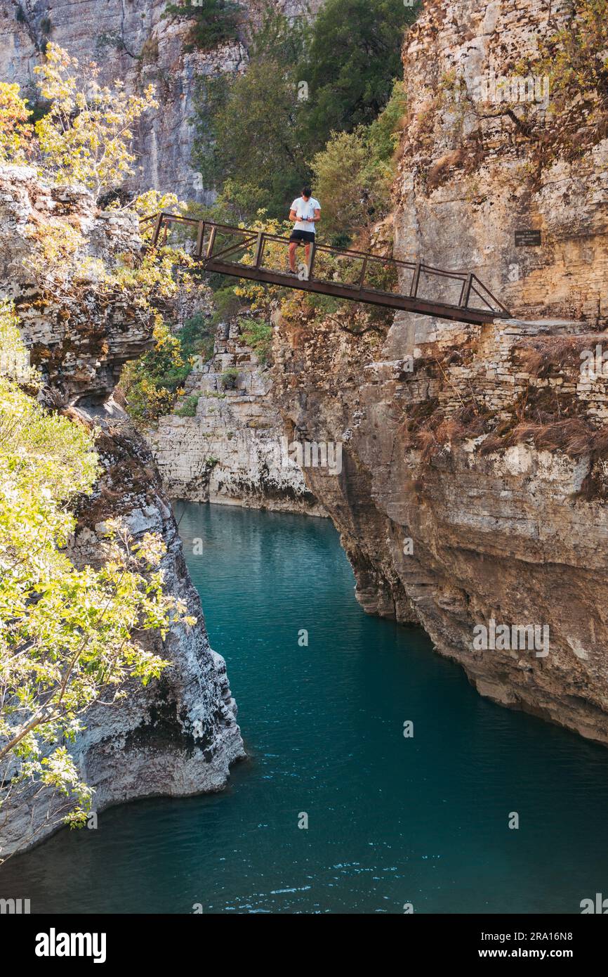 Un vieux pont piétonnier enjambant la rivière Osum dans le canyon d'Osumi, Albanie Banque D'Images