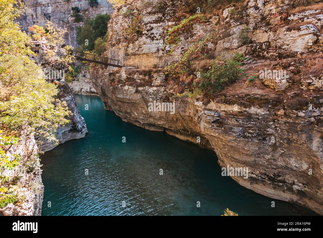 Un vieux pont piétonnier enjambant la rivière Osum dans le canyon d'Osumi, Albanie Banque D'Images