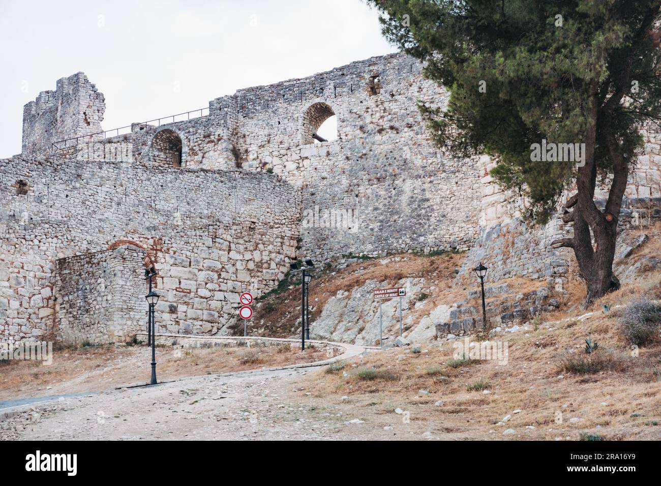 La route menant à l'intérieur du château de Berat, une ville médiévale tnow patrimoine de l'UNESCO protégé, dans le centre de l'Albanie Banque D'Images