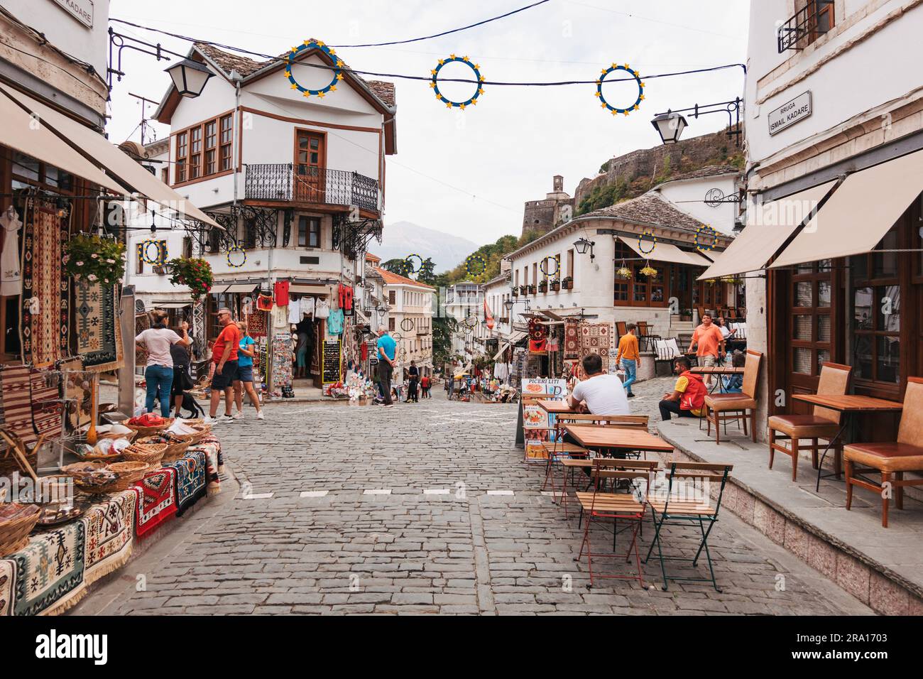 Une rue dans le centre historique de Gjirokastër, une ville ottomane bien préservée dans le centre de l'Albanie, maintenant un site du patrimoine mondial de l'UNESCO Banque D'Images