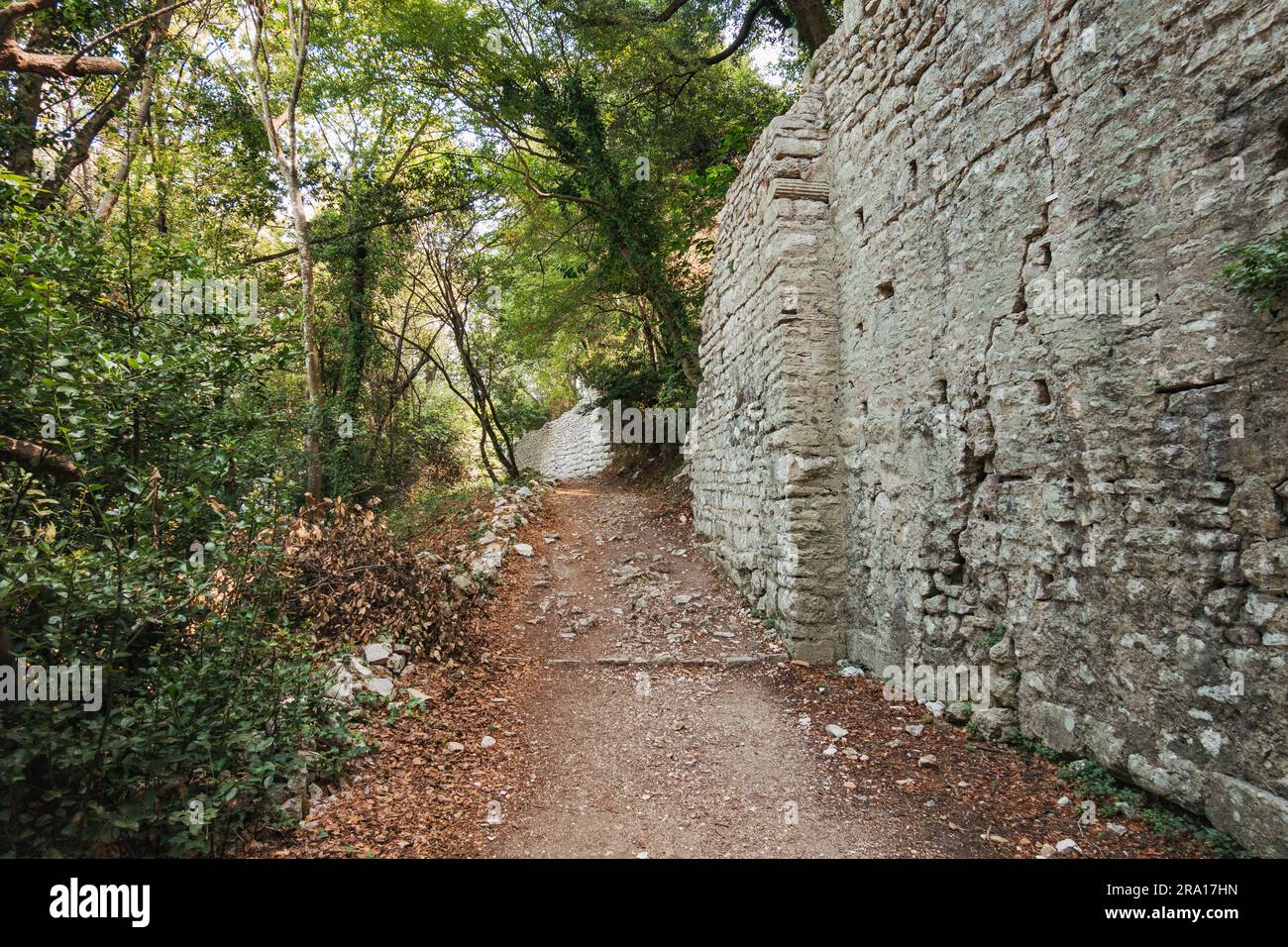 Un ancien mur de pierre au parc archéologique de Butrint dans le sud de l'Albanie. Le site était occupé par les Romains, les Byzantins, les Vénitiens et les Ottomans Banque D'Images