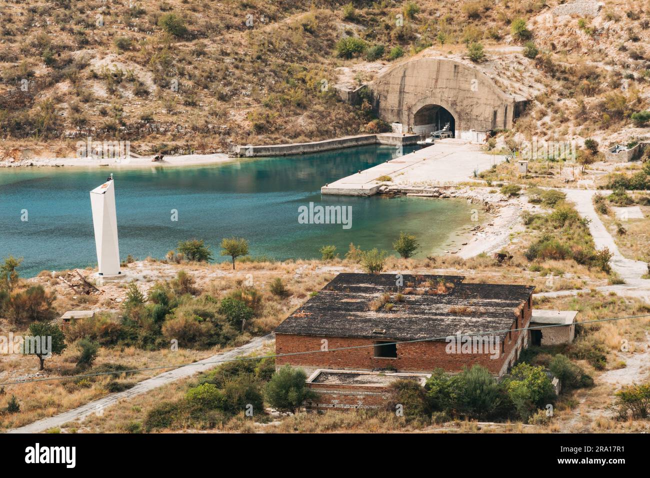 Le célèbre tunnel sous-marin à Porto Palermo, Albanie. Construite en 1969 sous le régime communiste, elle est encore aujourd'hui une zone militaire restreinte Banque D'Images