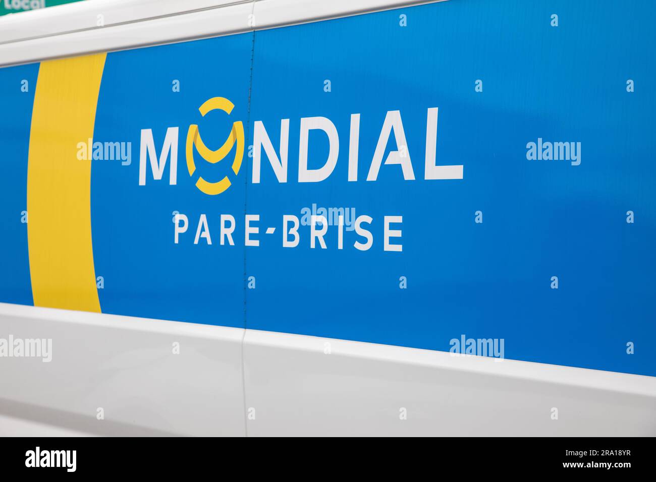 Bordeaux , France - 06 27 2023 : mondial pare-brise véhicule garage texte et logo de la marque sur panneau Van service véhicule réparation de vitres remplacement Banque D'Images