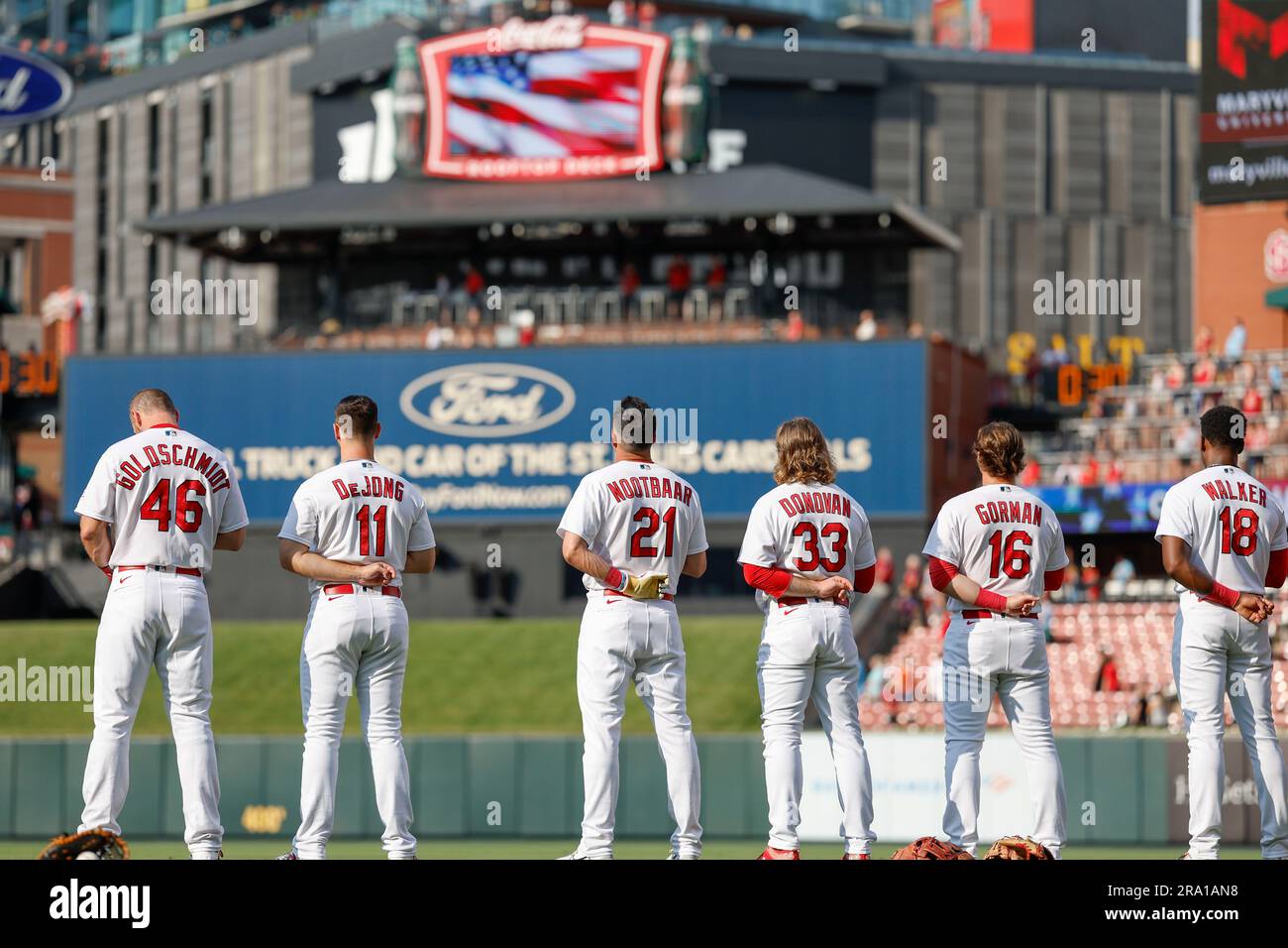 St. Louis, Missouri. États-Unis ; St. Les joueurs de Louis Cardinals se tiennent pour le chant de l'hymne national lors d'un match de la MLB contre les Astros de Houston jeudi Banque D'Images