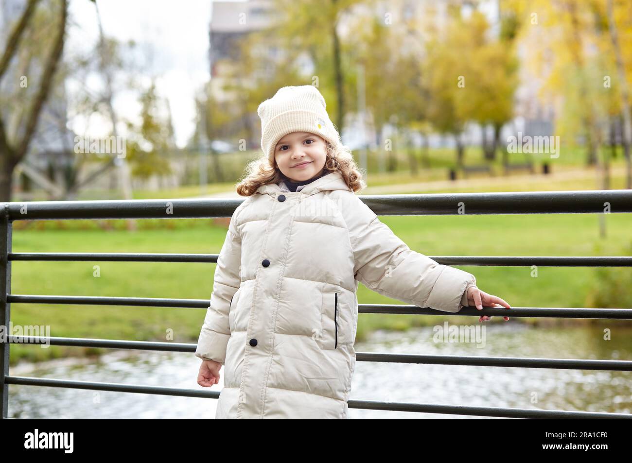 Une petite fille marche dans le parc de la ville d'automne. Petit enfant s'amusant à l'extérieur. Saison d'automne. Enfance Banque D'Images