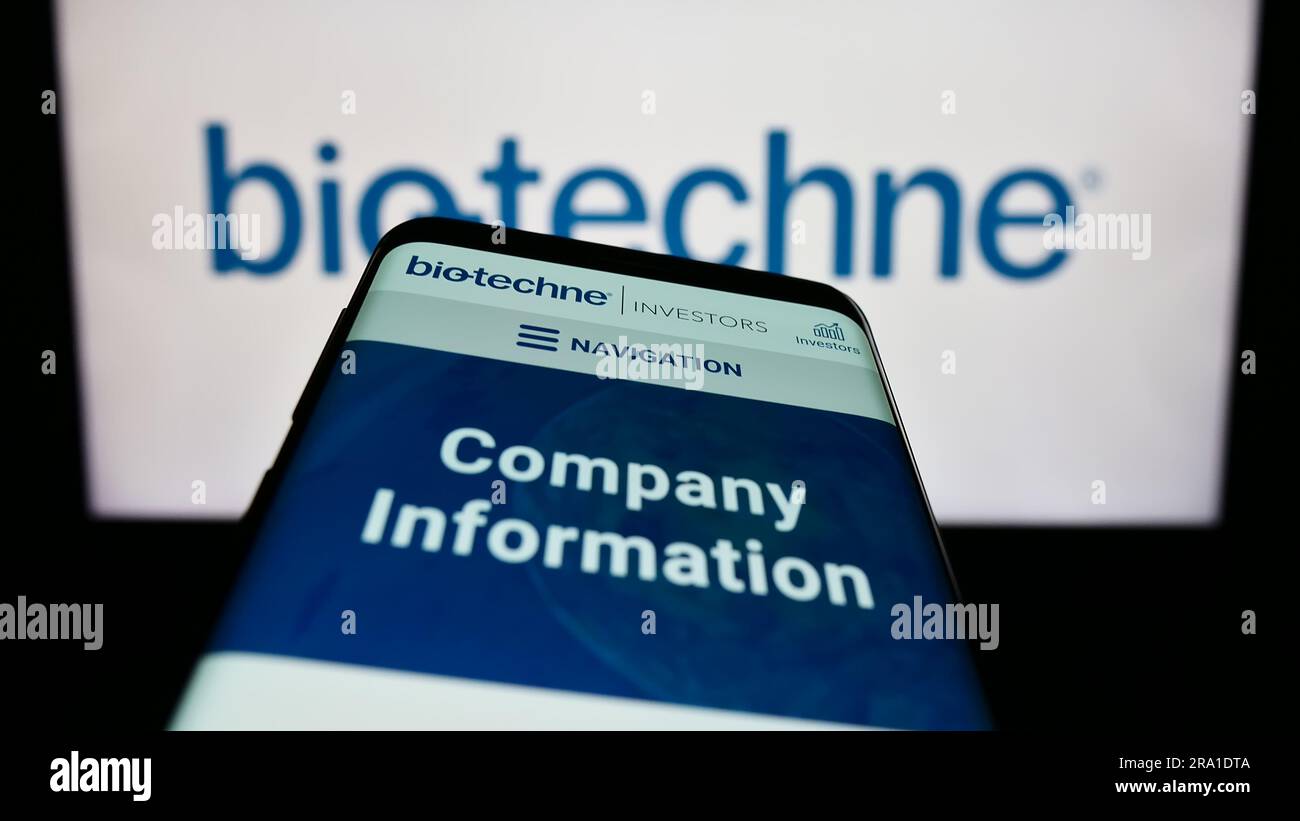 Téléphone mobile avec page web de la société américaine des sciences de la vie Bio-Techne Corporation à l'écran devant le logo. Faites la mise au point dans le coin supérieur gauche de l'écran du téléphone. Banque D'Images