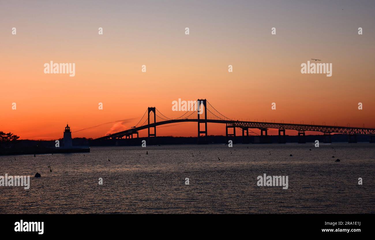 le pont claiborne pell newport de jamestown à newport, rhode island, sur la baie de narragansett, avec un coucher de soleil spectaculaire Banque D'Images