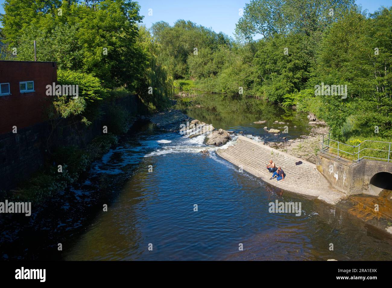 Deux hommes pêchant dans la rivière Irwell à Bury près de Manchester Banque D'Images