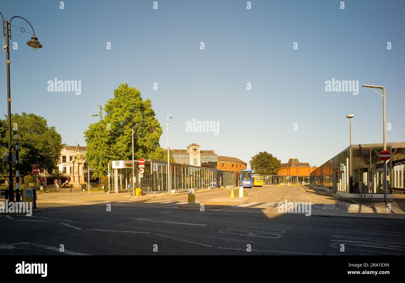 Le soir, lumière du soleil sur l'échangeur de bus de Bury Banque D'Images