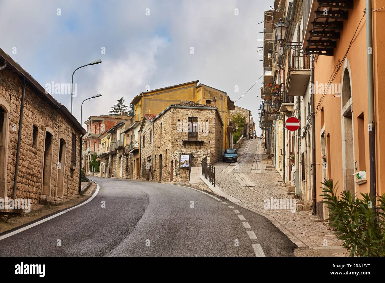 Une rue parmi les maisons caractéristiques de Buonalbergo, un village dans les montagnes de la province de Benevento Banque D'Images