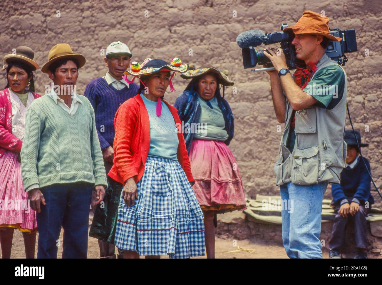Pérou, un caméraman néerlandais filme les peuples autochtones d'un village près du lac Titicaca Banque D'Images