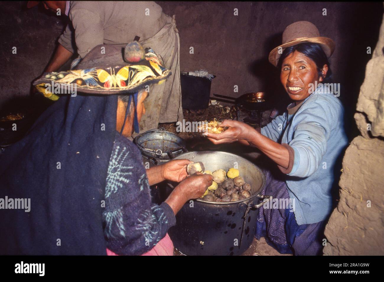 Pérou, région de Cusco, les femmes préparent un repas avec des pommes de terre dans la cuisine de leur cabane Banque D'Images