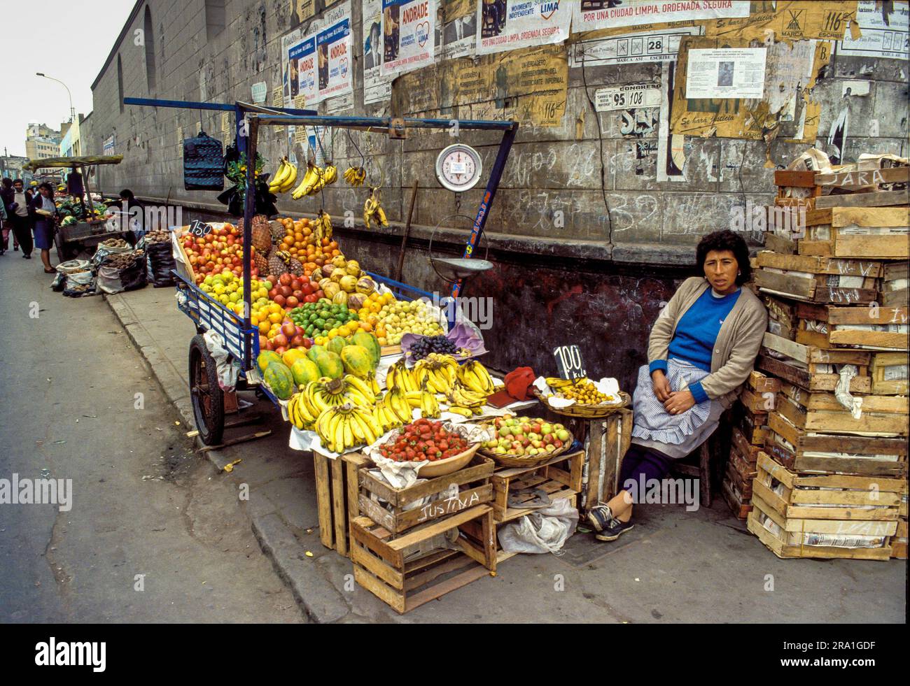 Pérou, la femme vend des fruits dans la rue à Lima. Banque D'Images