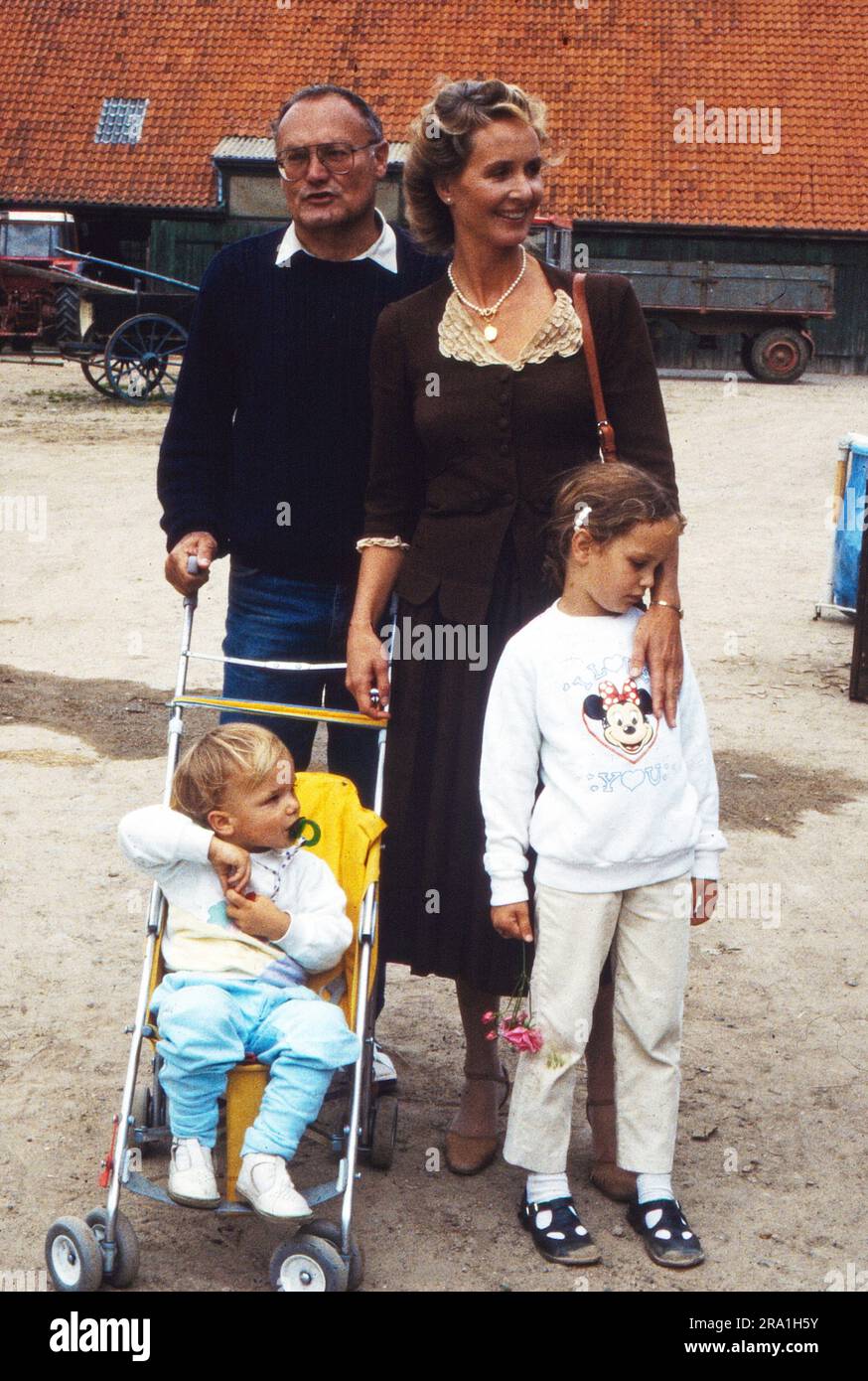 Werner Kreindl, österreichischer Sauspieler, mit (vierter) Ehefrau Diana Körner und den Kindern auf einem Bauernhof, Deutschland, 1986. Banque D'Images