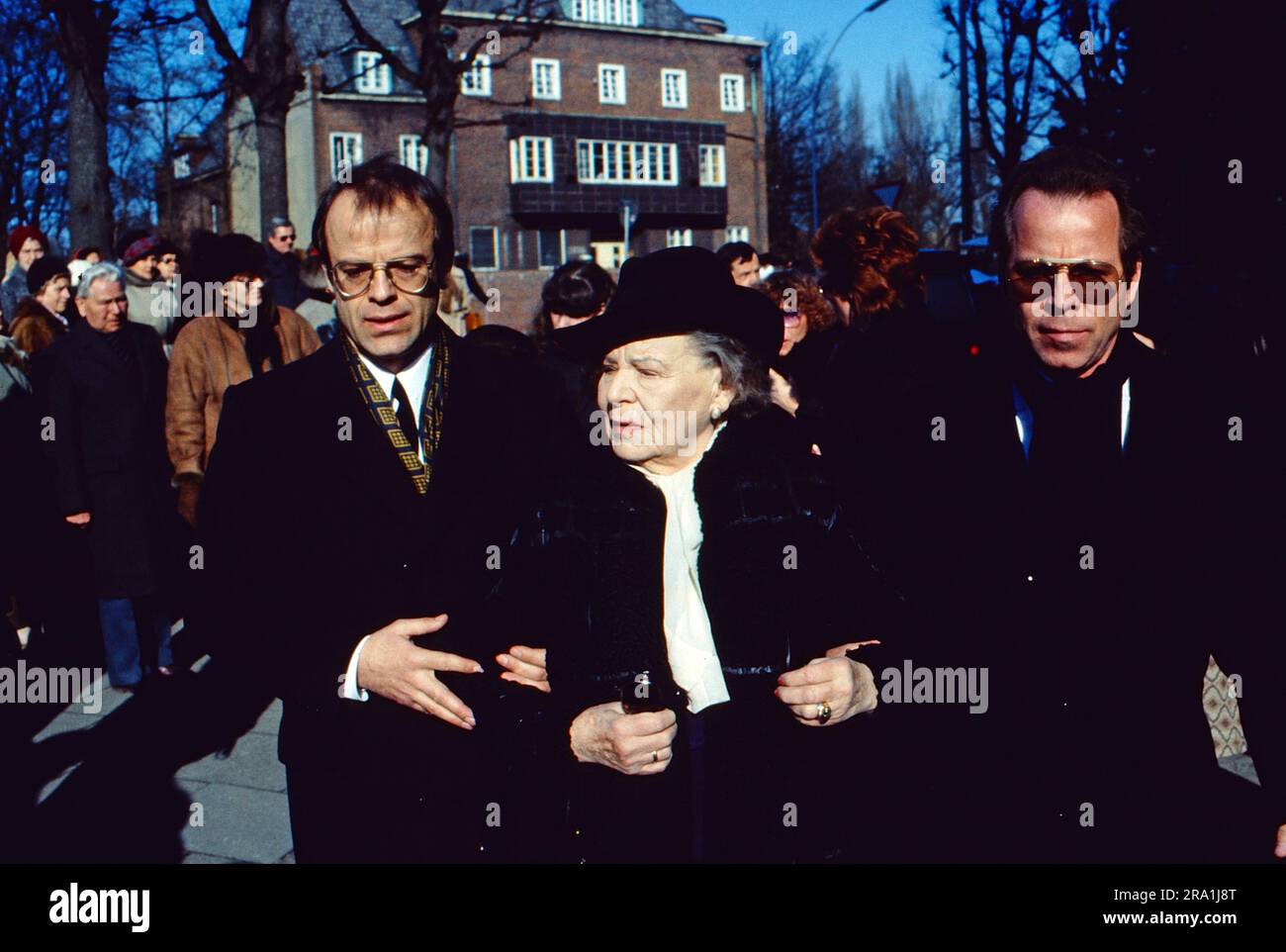 Beerdigung von Schauspieler Werner Hinz in Berlin, Friedhof Dahlem, 1985, Bild: Witwe Ehmi Bessel mit den Söhnen Knut und Michael Hinz. Banque D'Images