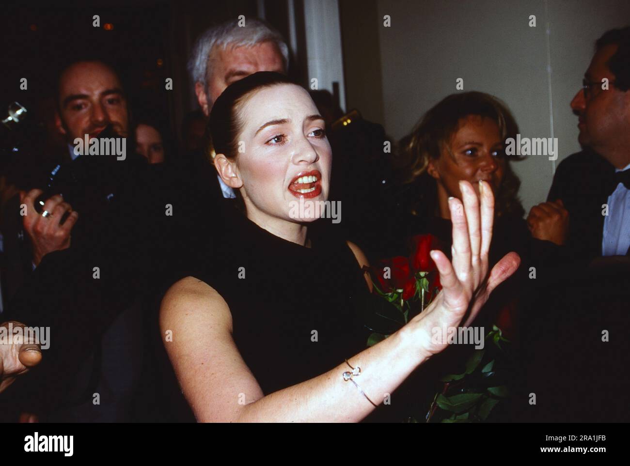 Goldene Kamera, Preisverleihung à Berlin, 2001, Kate Winslet, britische Schauspielerin, Erhielt die Goldene Kamera für ihre Rolle im film: Titanic, hier umringt von Fotografen BEI der Preisverleihung. Banque D'Images