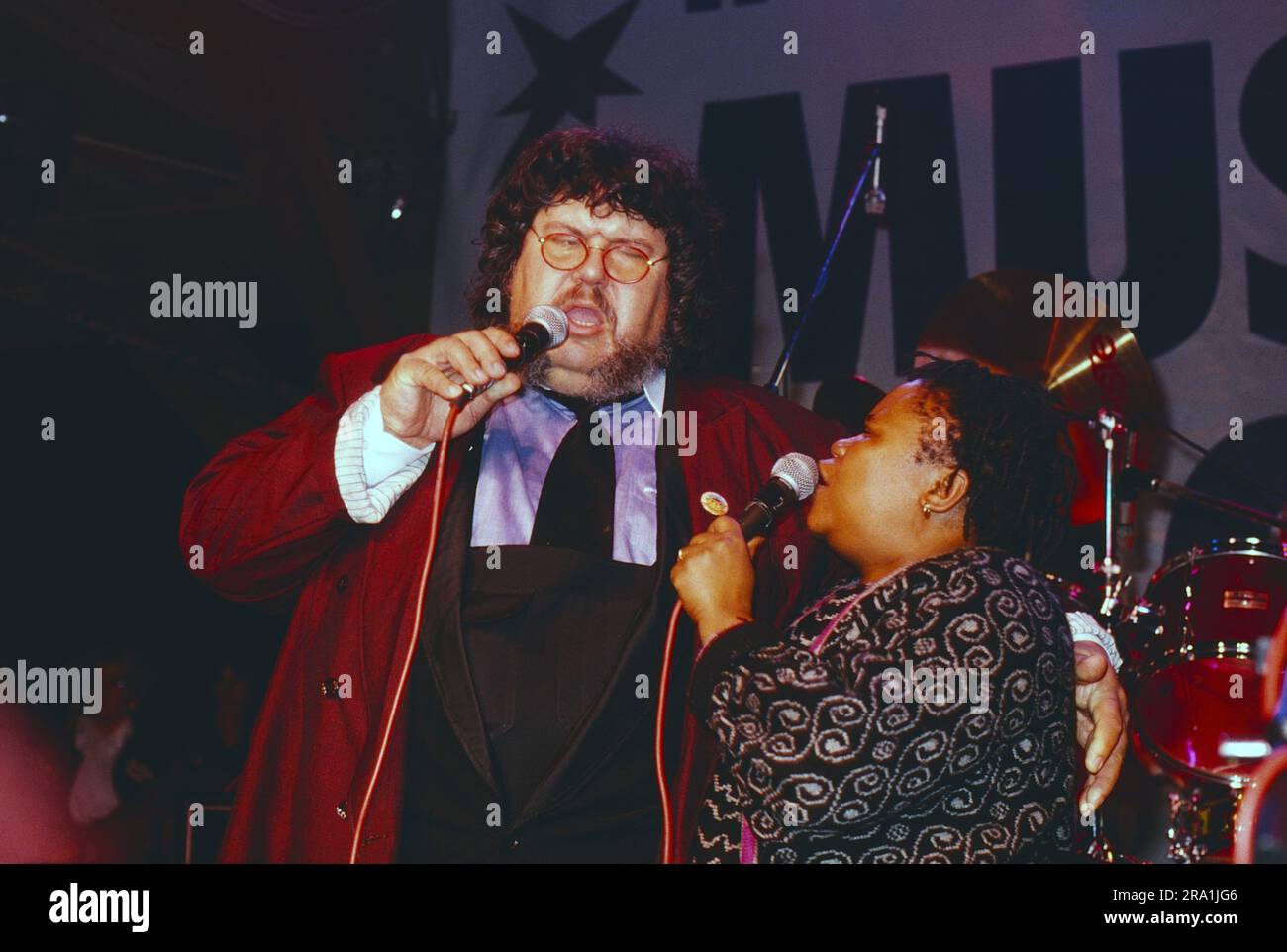 Sänger Jan Willem aka Wilhelm Hempelmann, im Duett mit der südafrikanisch-deutschen Musikerin Audrey Motaung, Bild vers 1992. Banque D'Images