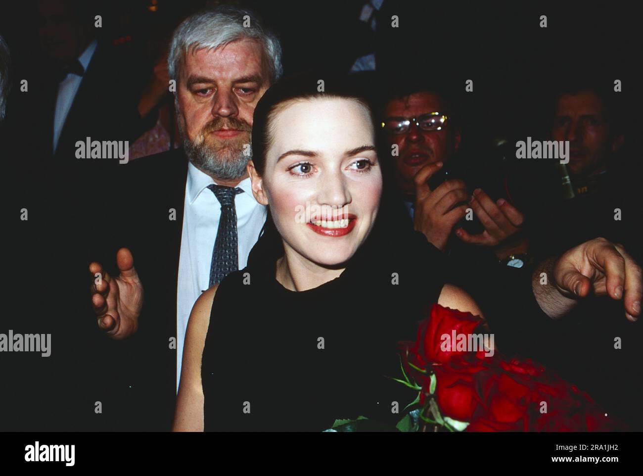 Goldene Kamera, Preisverleihung à Berlin, 2001, Kate Winslet, britische Schauspielerin, Erhielt die Goldene Kamera für ihre Rolle im film: Titanic, hier umringt von Fotografen BEI der Preisverleihung. Banque D'Images