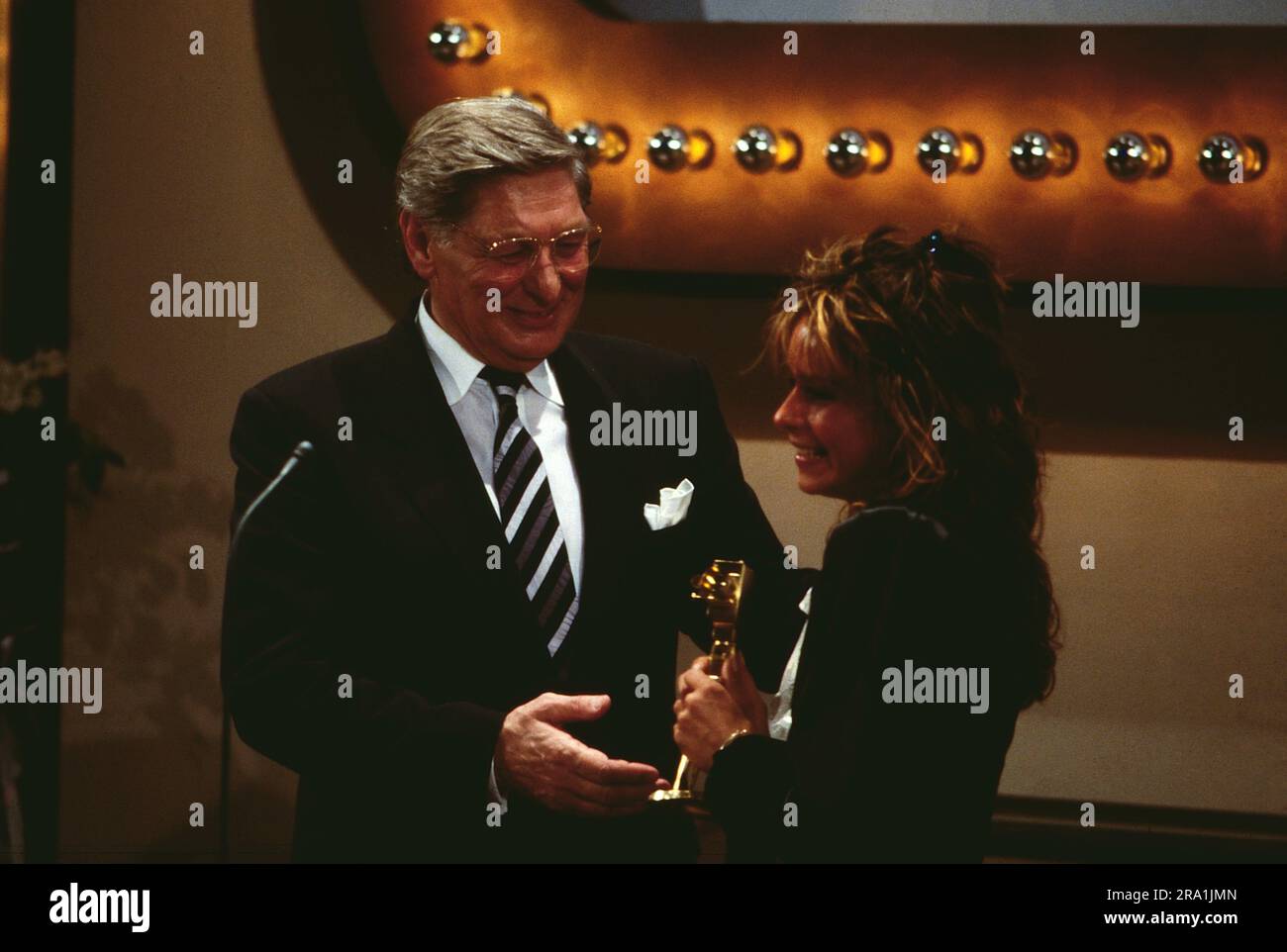 Goldene Kamera 1987, Preisverleihung am 18. Février 1988 à Berlin, Preisträger Günter Pfitzmann bekommt von Christina plate die Goldene Kamera verliehen. Banque D'Images