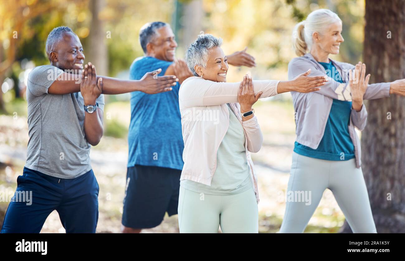 Fitness, groupe et personnes âgées s'étendant avant un exercice dans un parc extérieur ou nature. Des amis sportifs, de bien-être et de personnes âgées se réchauffent le bras Banque D'Images