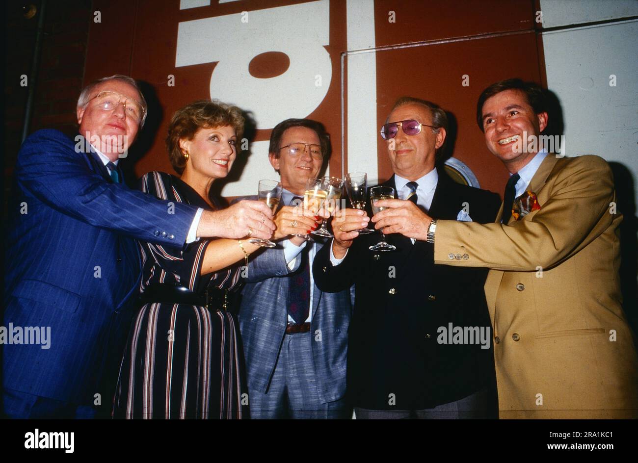 ARD Tagesschau Sprecher Karl-Heinz Köpcke, 2.v.rechts, wird mit Sekt von seinen Kollegen im September 1987 verabschiedet, im Bild: Werner Veigel, Dagmar Berghoff, Joachim Brauner, Jan Hofer Banque D'Images