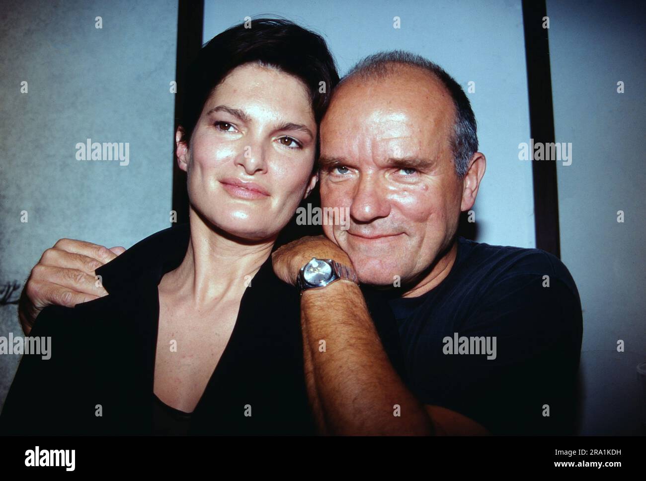 Model Lynne Koester mit Fotograf Peter Lindbergh, Beide sind zusammen auf der Ausstellung: Peter Lindbergh: Photographs, Kunsthalle Bielefeld, 1985. Banque D'Images