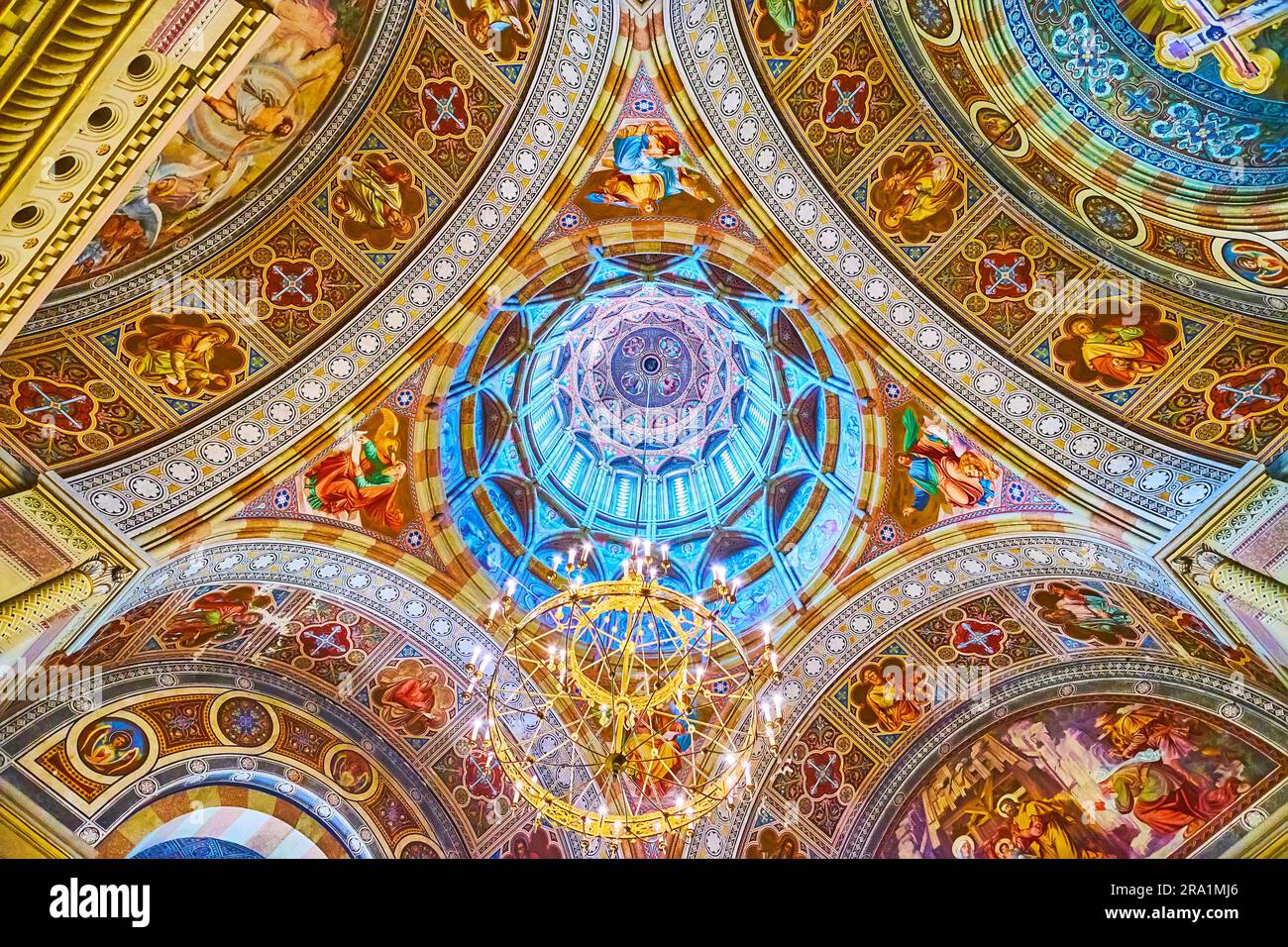 CHERNIVTSI, UKRAINE - 16 JUILLET 2021 : dôme et lustre ornementés de l'église des trois Saints de l'université nationale de Chernivtsi, sur 16 juillet à Cherni Banque D'Images