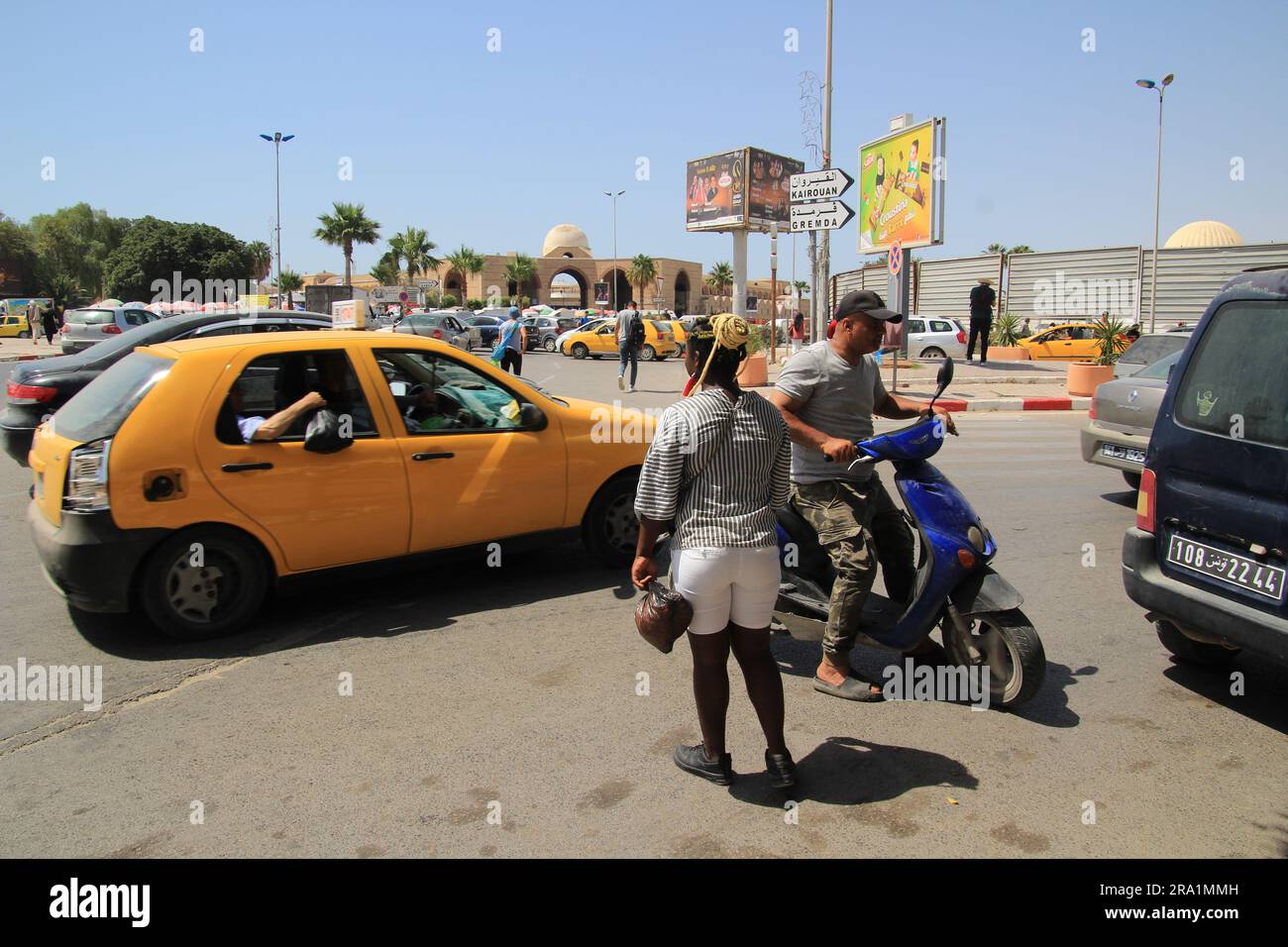 Sfax, Tunisie. 22nd juin 2023. Une femme attend un taxi. La Tunisie est devenue l'un des pays de transit les plus importants pour les migrations irrégulières vers l'Europe. De plus en plus de réfugiés africains traversent la Tunisie vers l'Italie. De nombreux migrants paient un prix élevé pour le voyage, et pas seulement financièrement. Credit: Cindy Riechau/dpa/Alay Live News Banque D'Images