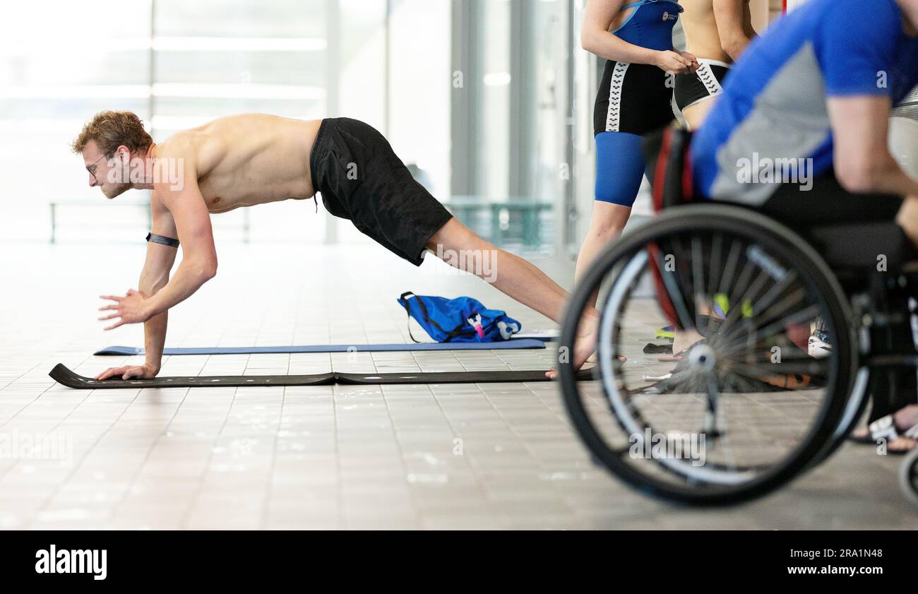 AMERSFOORT - Bas Takken pendant le match d'essai des para-nageurs à la veille des championnats du monde à Manchester. ANP IRIS VANDEN BROEK Banque D'Images
