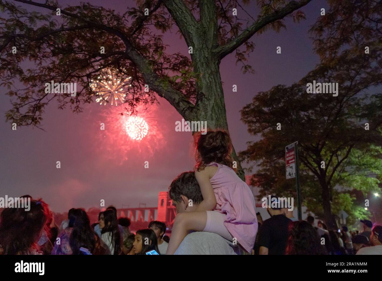 New York, New York, États-Unis. 30th juin 2023. (NOUVEAU) Célébrations de l'indépendance. 29 juin 2023, New York, New York, États-Unis : un enfant assis sur les épaules de son père regarde les feux d'artifice exploser pendant les feux d'artifice annuels de la fête de l'indépendance de l'Astoria central dans le parc Astoria sur 29 juin 2023, dans le quartier Queens de New York. Les New-Yorkais viennent en masse pour assister à la fête des feux d'artifice dans le parc Astoria, au milieu de la fumée et de la brume des feux de forêt canadiens. (Credit image: © M10s/TheNEWS2 via ZUMA Press Wire) USAGE ÉDITORIAL SEULEMENT! Non destiné À un usage commercial ! Banque D'Images