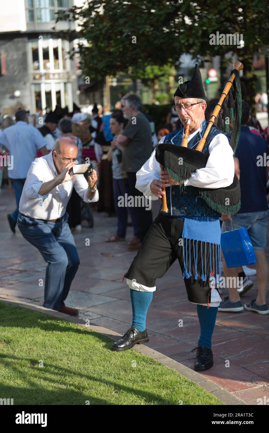 Asturies, norte de España. Trajes regionales de Asturias. Consta de 6 piezas, gorro, chaleco, camisa, faja, pantalón y medias. Banque D'Images