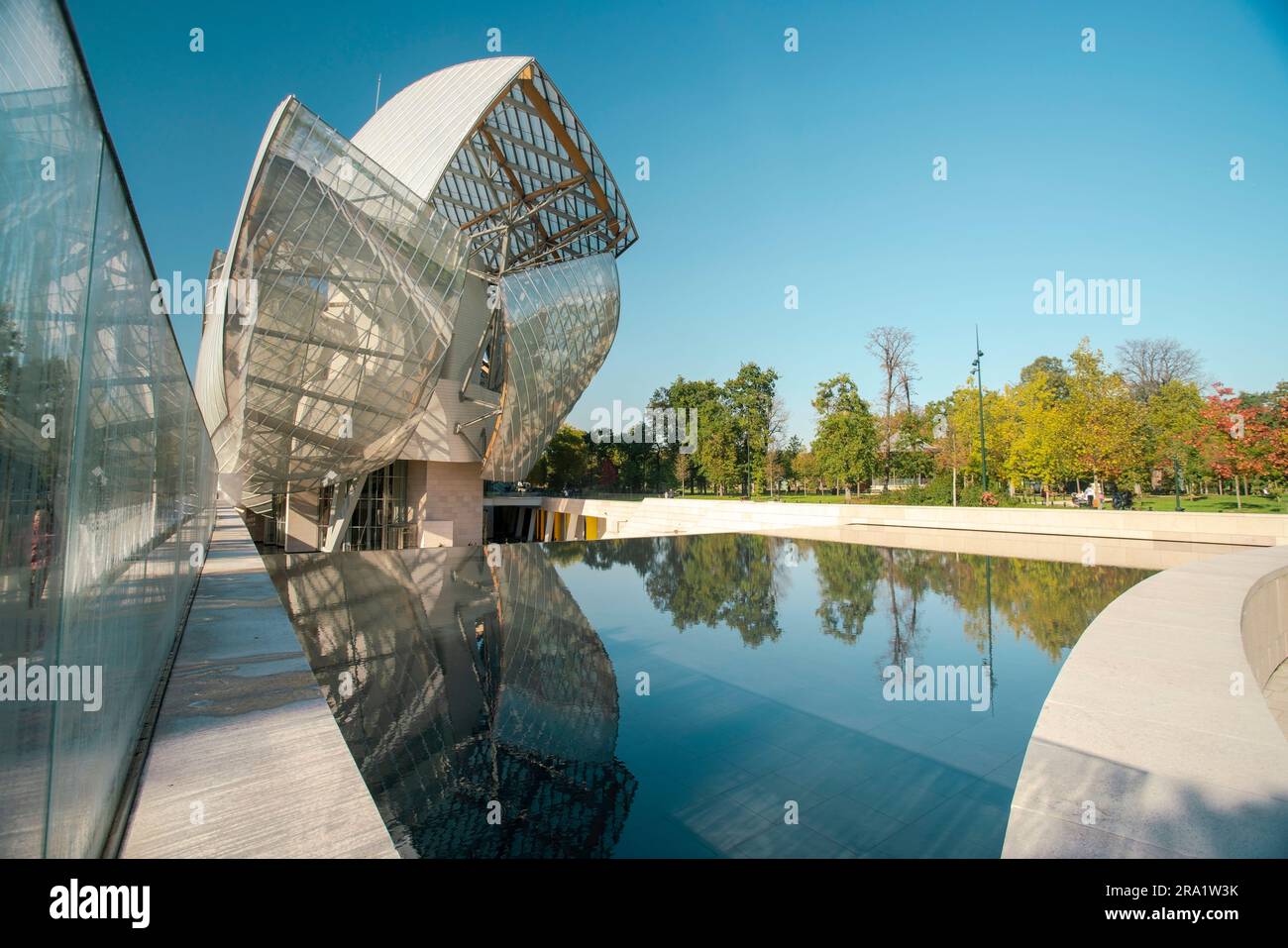 Fondation Louis Vuitton avec ciel bleu à Paris, France Banque D'Images