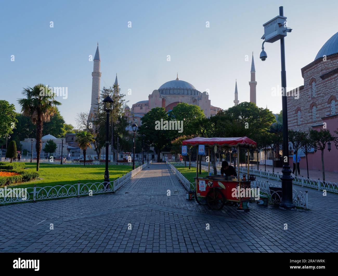 Mosquée Hagia Sophia entourée de jardins un matin d'été avec un chariot rouge vendant du maïs, quartier Sultanahmet à Istanbul, Turquie Banque D'Images
