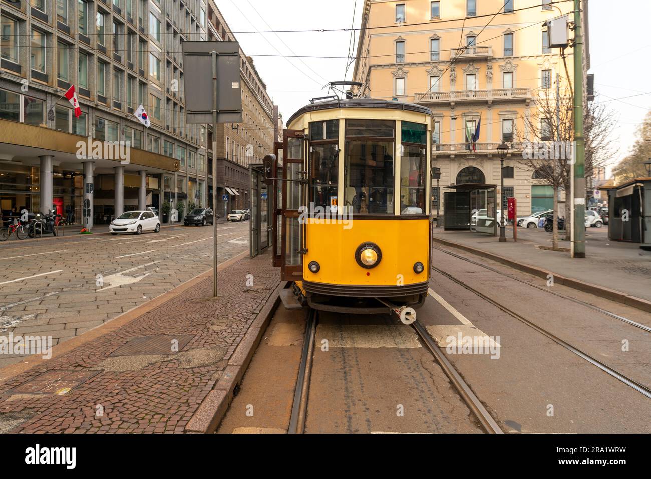 Tramway jaune historique dans le centre-ville de Milan Banque D'Images