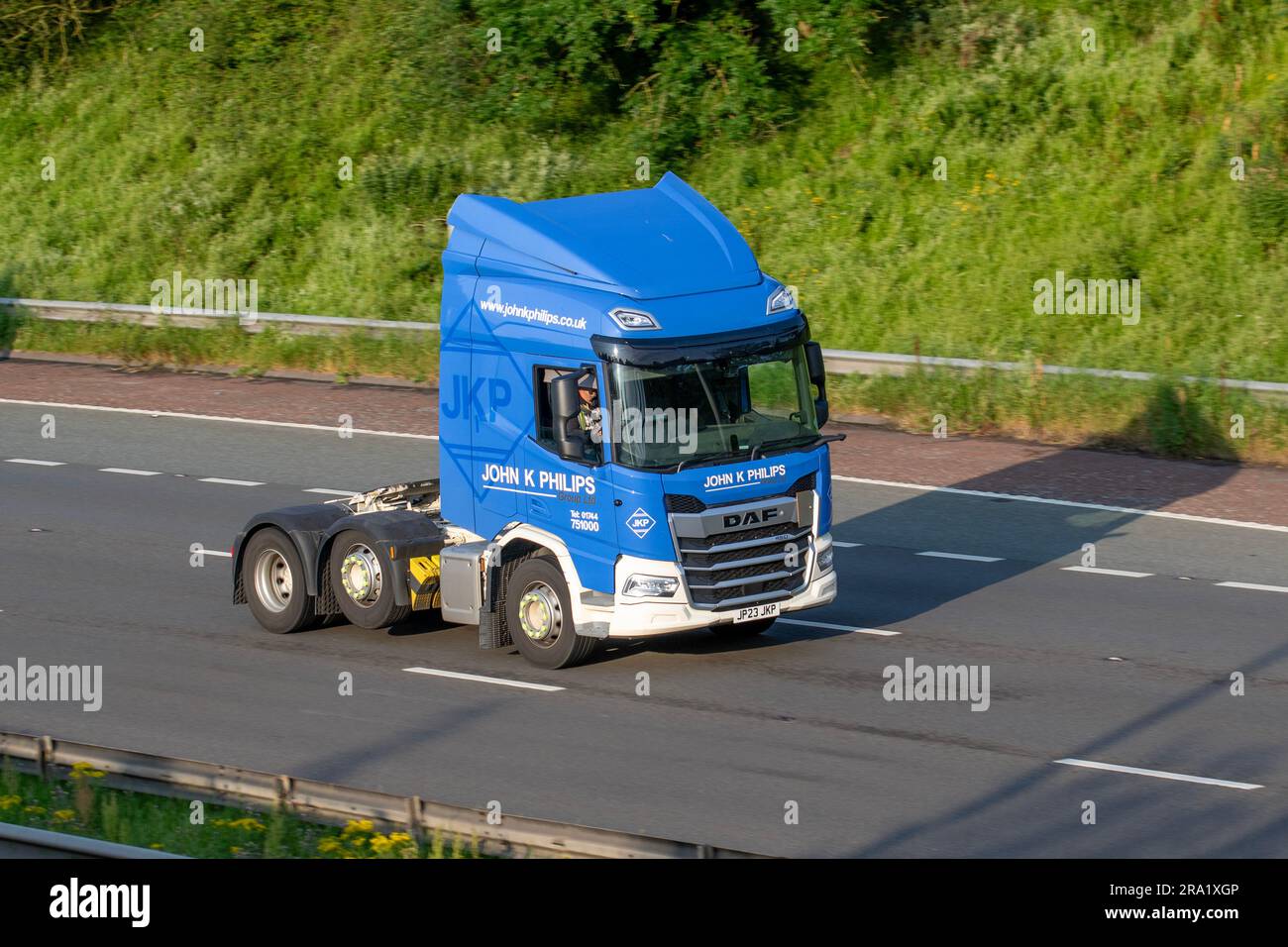 John K Philips Group ; DAF véhicules à mi-levage voyageant en convoi sur l'autoroute M6, Royaume-Uni Banque D'Images