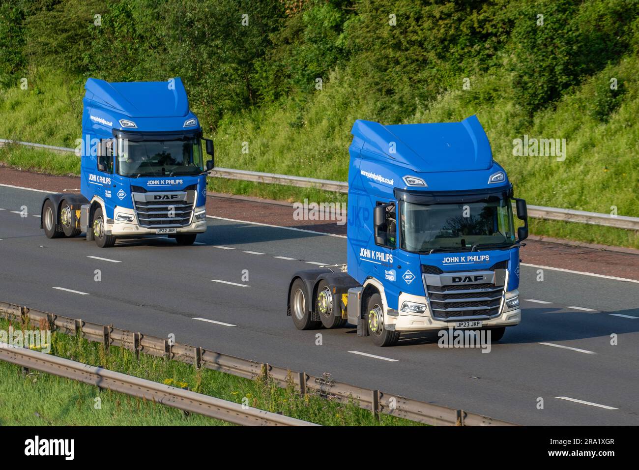 John K Philips Group ; 2023 véhicules diesel intermédiaires DAF de 10800 cm3 voyageant en convoi sur l'autoroute M6, Royaume-Uni Banque D'Images