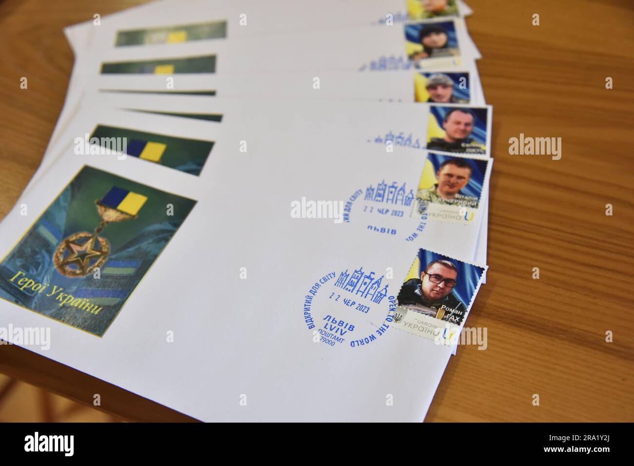 Timbres avec l'image des gardes-frontières ukrainiens tués par l'armée russe, qui ont reçu à titre posthume le titre de héros de l'Ukraine, collés sur des enveloppes. En l'honneur des gardes-frontières ukrainiens tués, l'armée russe a émis des timbres. Cela s'est produit à l'initiative de l'organisation publique "Communauté en action" et "Ukrposhta". Les timbres ont été dédiés à huit héros d'Ukraine, les gardes-frontières ont reçu ce titre à titre posthume. Les timbres ont été rachetés en présence de deux familles de héros tombés d'Ukraine - Roman Gakh et Ihor Dashko. L'argent de la vente de ces timbres sera b Banque D'Images