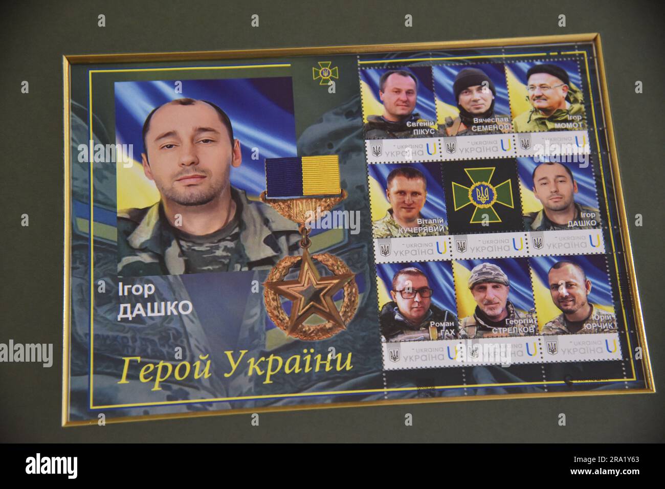 Une série de timbres avec l'image de gardes-frontières ukrainiens tués par l'armée russe, qui ont reçu à titre posthume le titre de héros de l'Ukraine lors de la procédure de rachat de timbres à Lviv. En l'honneur des gardes-frontières ukrainiens tués, l'armée russe a émis des timbres. Cela s'est produit à l'initiative de l'organisation publique "Communauté en action" et "Ukrposhta". Les timbres ont été dédiés à huit héros d'Ukraine, les gardes-frontières ont reçu ce titre à titre posthume. Les timbres ont été rachetés en présence de deux familles de héros tombés d'Ukraine - Roman Gakh et Ihor Dashko. L'argent Banque D'Images