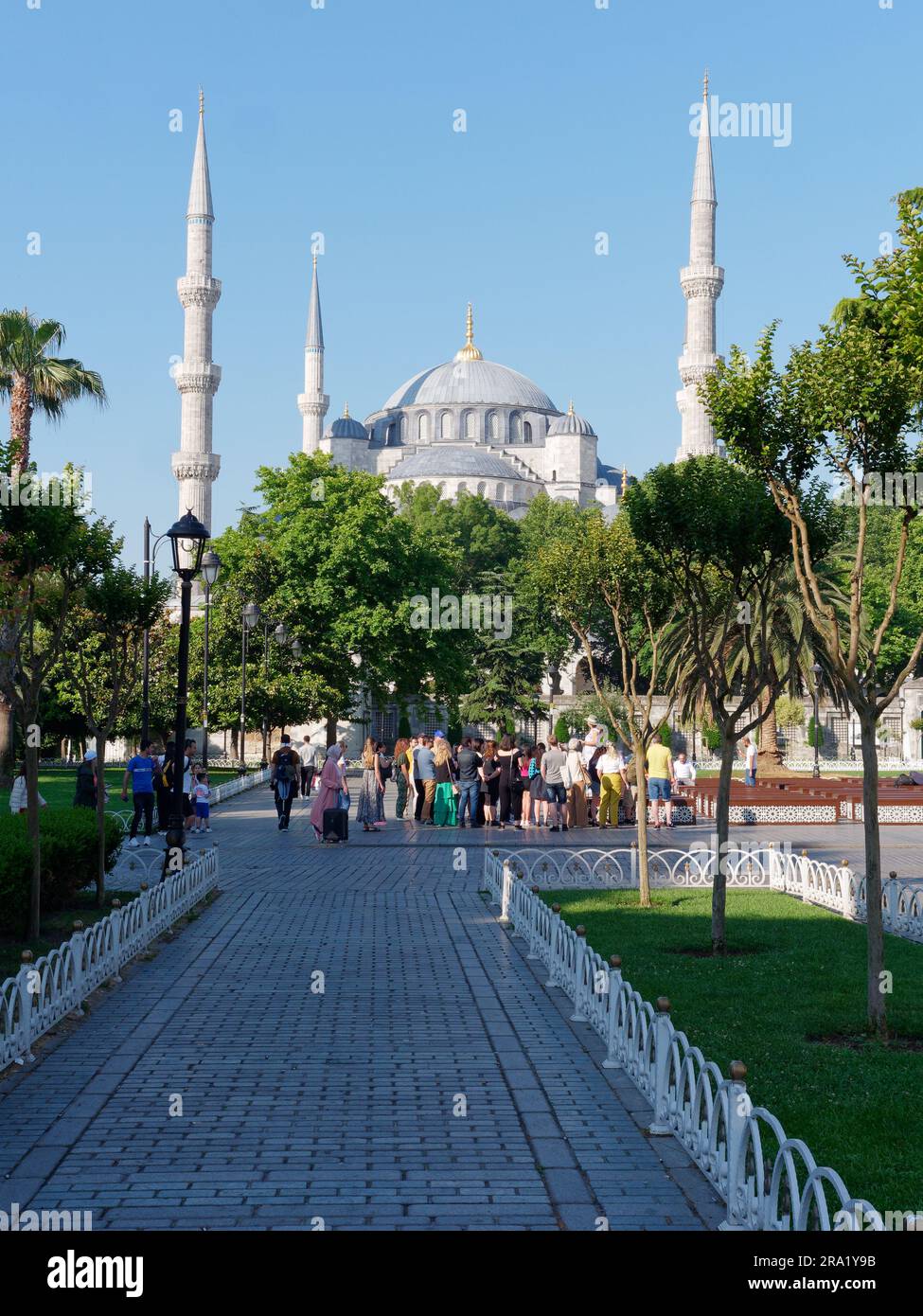 Jardins et la mosquée bleue du Sultan Ahmed derrière, quartier Sultanahmet, Istanbul, Turquie Banque D'Images