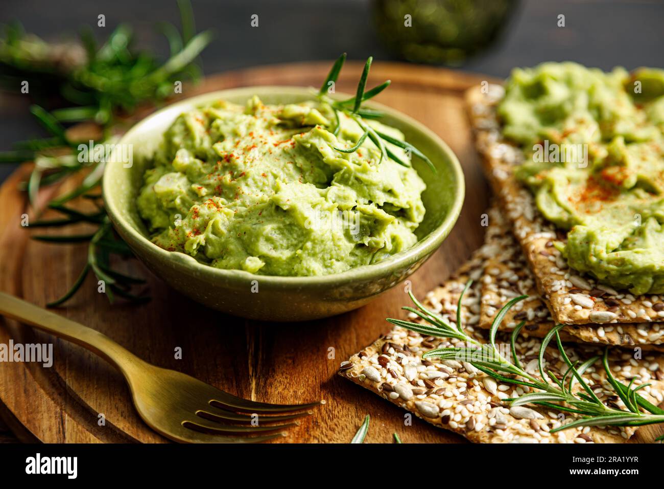 Guacamole d'avocat dans un bol Banque D'Images