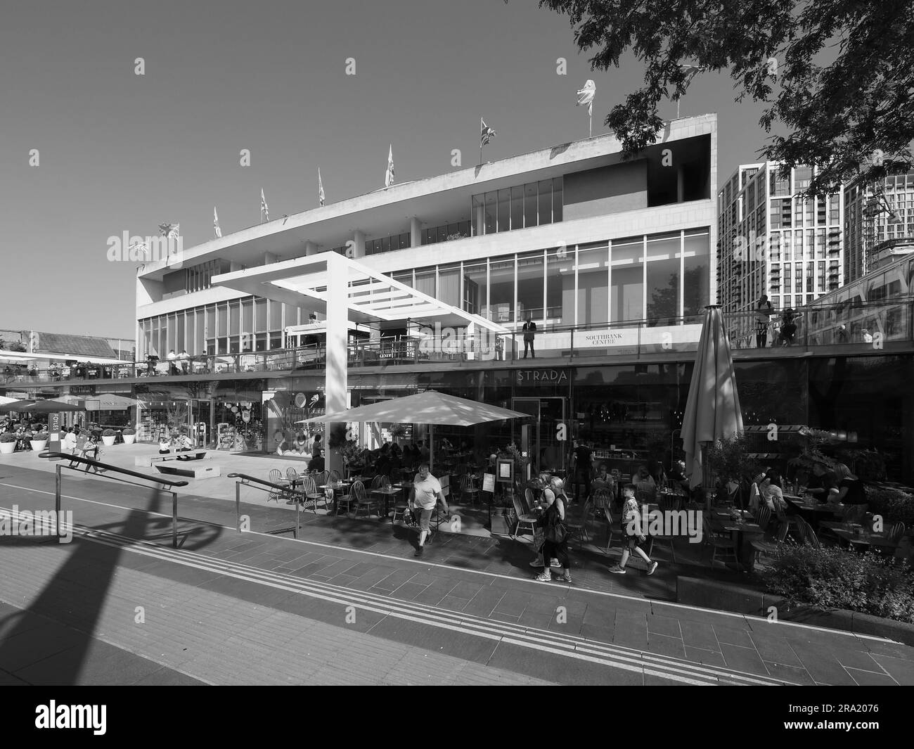 LONDRES, Royaume-Uni - 08 JUIN 2023 : le Royal Festival Hall au centre de South Bank en noir et blanc Banque D'Images