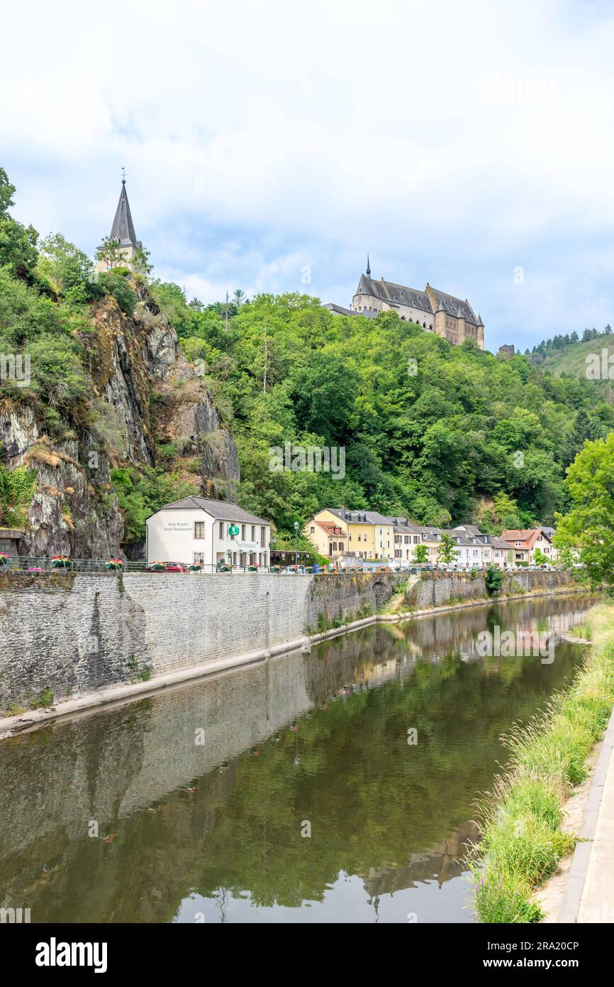 Château de Vianden et notre rivière, Vianden, canton de Vianden, Luxembourg Banque D'Images